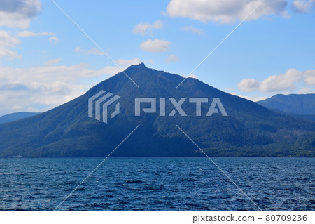 放大俯瞰支笏湖、背後的活火山和惠庭山 放大俯瞰支笏湖、背後的活火山和惠庭山 80709236