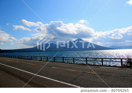 從國道453號線眺望支笏湖、背後的伏風山、樽前山 從國道453號線眺望支笏湖、背後的伏風山、樽前山 80709265