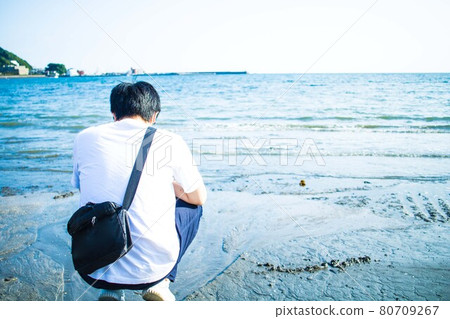 一個男人一邊看夏天的海一邊思考 一個男人一邊看夏天的海一邊思考 80709267