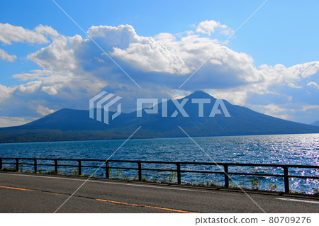 從國道453號線眺望支笏湖、背後的伏風山、樽前山 從國道453號線眺望支笏湖、背後的伏風山、樽前山 80709276