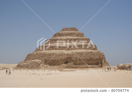 埃及國王耶澤勒階梯金字塔和遊客 80709774