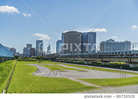 從玉川綠地公園看川崎站前的建築物[神奈川縣川崎市川崎區] 80710320