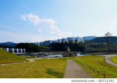 岩手縣陸前高田市、水閘、地震遺跡青年旅舍和復興的象徵奇蹟松 岩手縣陸前高田市、水閘、地震遺跡青年旅舍和復興的象徵奇蹟松 80712242