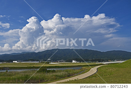 岩手縣陸前高田市海嘯復興紀念公園天空中的積雨雲 80712243