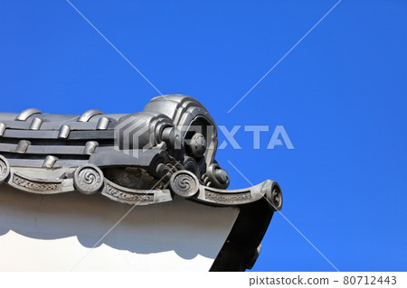 Tile roof image 80712443