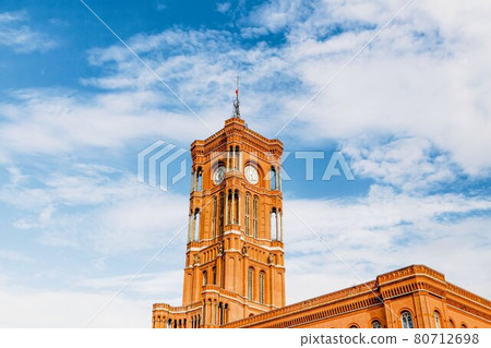 The Rotes Rathaus in Berlin, Germany. Beautiful blue sky 80712698