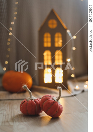 Home autumn decor with cozy fabric pumpkins. Thanksgiving and Halloween concept. Home autumn decor with cozy fabric pumpkins. Thanksgiving and Halloween concept. 80712965