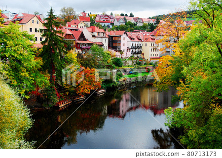 捷克世界文化遺產捷克克魯姆洛夫,伏爾塔瓦河上的秋葉 捷克世界文化遺產捷克克魯姆洛夫,伏爾塔瓦河上的秋葉 80713173