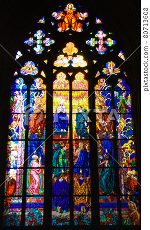 捷克共和國首都布拉格的聖維特大教堂彩色玻璃 捷克共和國首都布拉格的聖維特大教堂彩色玻璃 80713608