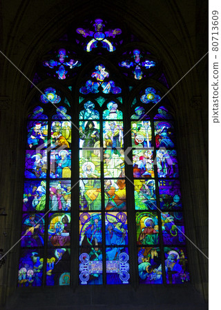 捷克共和國首都布拉格的聖維特大教堂彩色玻璃 80713609