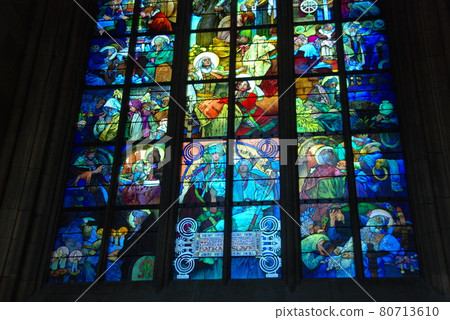 捷克共和國首都布拉格的聖維特大教堂彩色玻璃 80713610