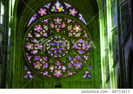 捷克共和國首都布拉格聖維特大教堂前的玫瑰窗 捷克共和國首都布拉格聖維特大教堂前的玫瑰窗 80713611