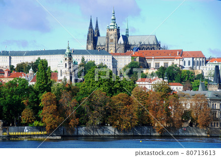 布拉格城堡和聖維託大教堂從捷克共和國首都莫爾多河畔望去 布拉格城堡和聖維託大教堂從捷克共和國首都莫爾多河畔望去 80713613