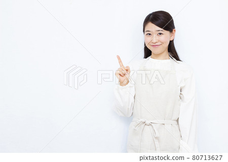 三十多歲的家庭主婦指著 80713627