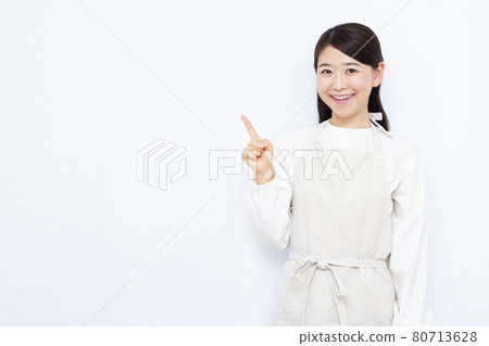 三十多歲的家庭主婦指著 80713628
