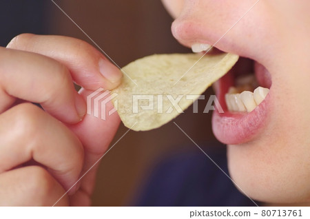 吃土豆片的婦女 吃土豆片的婦女 80713761