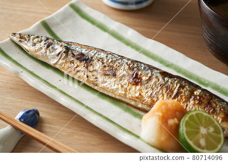 Salt-grilled saury 80714096