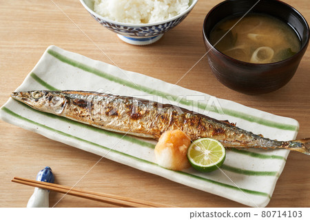 Salt-grilled saury 80714103