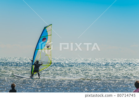 [Windsurfing in the spring storm with white waves] 80714745