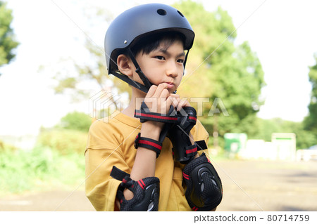 Boy wearing a helmet 80714759