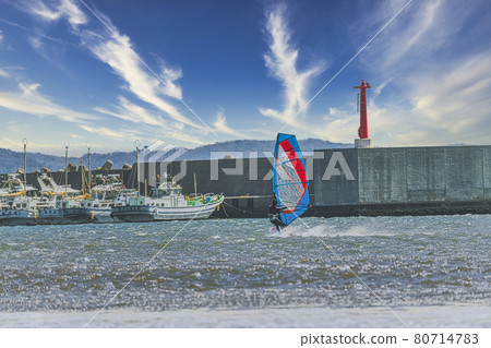 [Windsurfing in the spring storm with white waves] Sky synthesis] 80714783