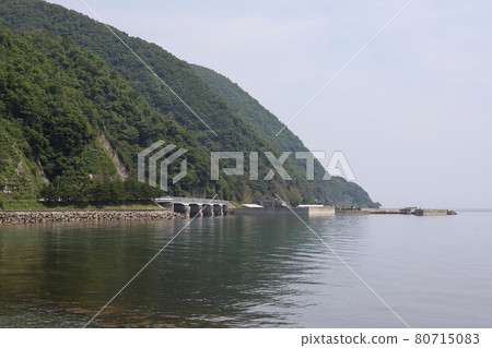 新潟佐渡內海湖海岸風光（黑姬大橋附近） 80715083