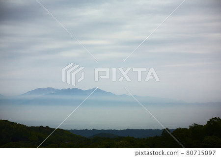 高隈山脈漂浮在多雲的雲層中 高隈山脈漂浮在多雲的雲層中 80715097