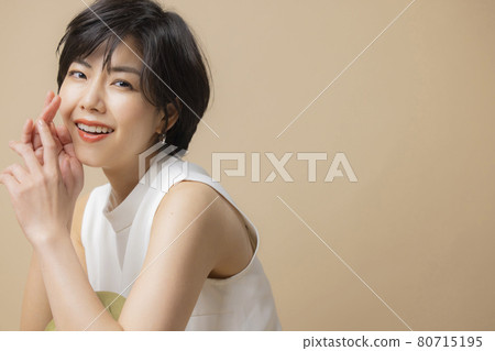 Short-haired woman beige 80715195