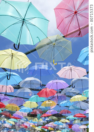 許多雨傘在夏日的天空中一字排開 80715373