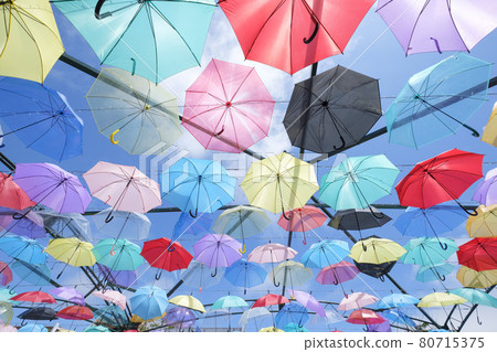 許多雨傘在夏日的天空中一字排開 許多雨傘在夏日的天空中一字排開 80715375