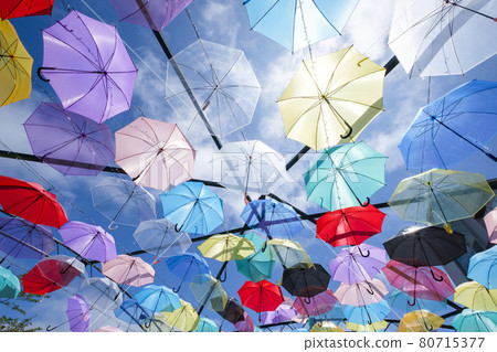 許多雨傘在夏日的天空中一字排開 80715377