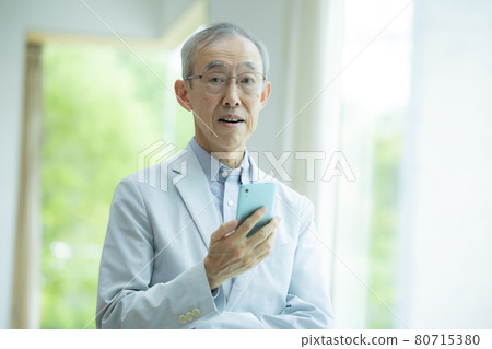Senior man smartphone 80715380
