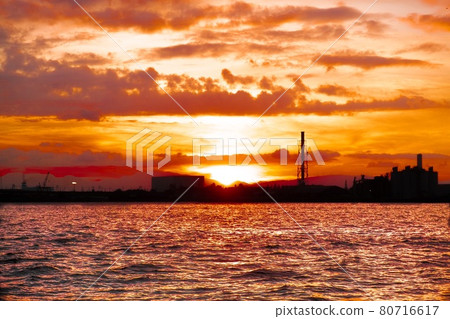 The sky and the sea dyed by the setting sun The sky and the sea dyed by the setting sun 80716617