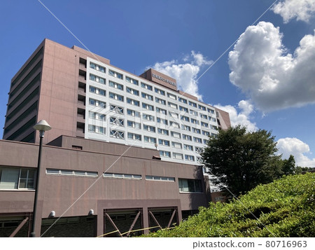 It is a National Defense Medical College Hospital that rises under the blue sky. It is a National Defense Medical College Hospital that rises under the blue sky. 80716963