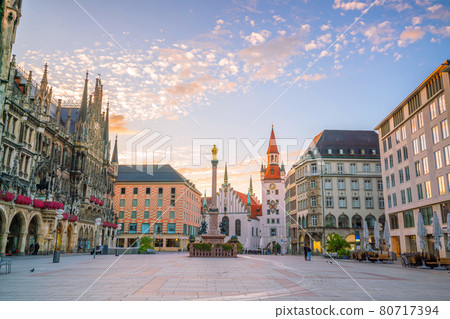 Old Town Hall at Marienplatz Square in Munich 80717394