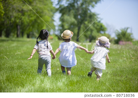 三個女孩在草坪公園玩耍 三個女孩在草坪公園玩耍 80718036