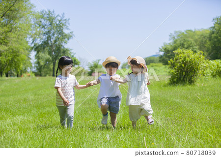 三個女孩在草坪公園玩耍 三個女孩在草坪公園玩耍 80718039