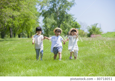 三個女孩在草坪公園玩耍 三個女孩在草坪公園玩耍 80718051