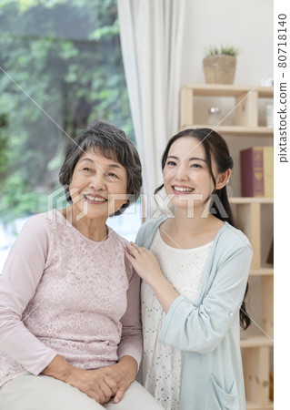 家庭形象祖母和孫子 80718140