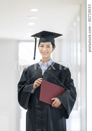身著學士服、手持畢業證的年輕女子 拍攝合作:中央工業大學附屬日本語學校 身著學士服、手持畢業證的年輕女子 拍攝合作:中央工業大學附屬日本語學校 80719033