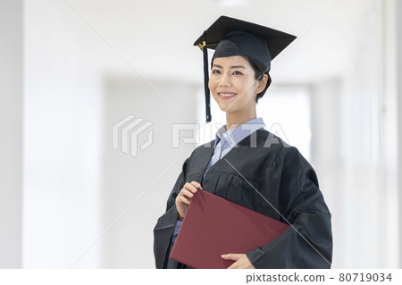 身著學士服、手持畢業證的年輕女子 拍攝合作：中央工業大學附屬日本語學校 80719034