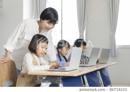 小學生（低年級）計算機教室 ICT教育形象 拍攝合作：中央工業大學附屬日語學校 80719233