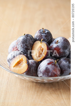 在玻璃碗中供應的國產李子 80720195