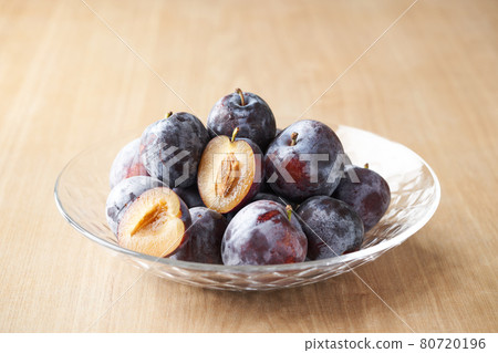 在玻璃碗中供應的國產李子 80720196