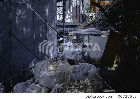 炎炎夏日在建築工地工作的人們 炎炎夏日在建築工地工作的人們 80720615
