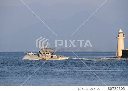 夏夜離開港口去漁場的漁船 夏夜離開港口去漁場的漁船 80720803