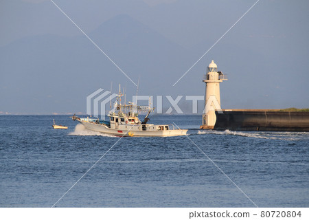 夏夜離開港口去漁場的漁船 80720804