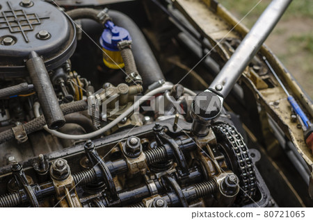 The procedure for tightening the cylinder head bolts. Part 5 of 6. 80721065
