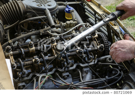 The procedure for tightening the cylinder head bolts. Part 2 of 6. 80721069