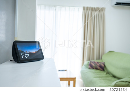 帶智能揚聲器的客廳 80721384
